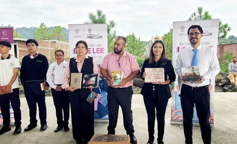 Estrategia “En Michoacán Se Lee” lleva más de 600 libros al Cecytem Uruapan