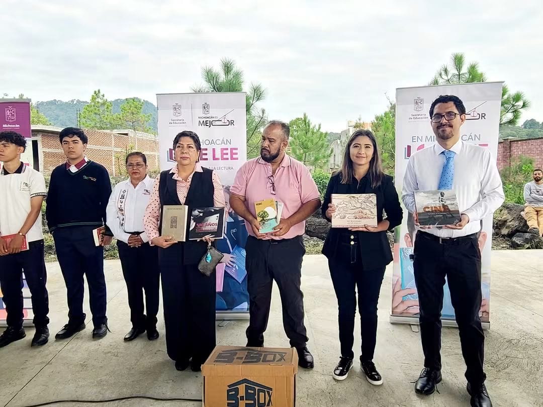 Estrategia “En Michoacán Se Lee” lleva más de 600 libros al Cecytem Uruapan