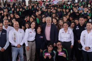 Entrega Bedolla chips D4TA datos gratis a estudiantes del Cecytem en Morelia