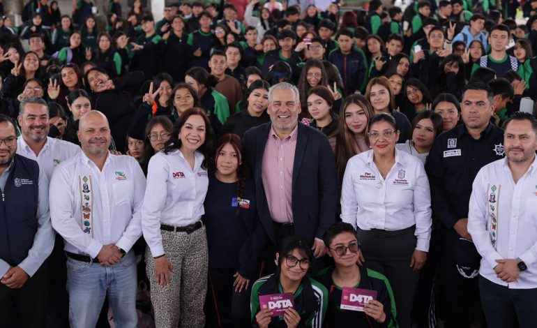 Entrega Bedolla chips D4TA datos gratis a estudiantes del Cecytem en Morelia