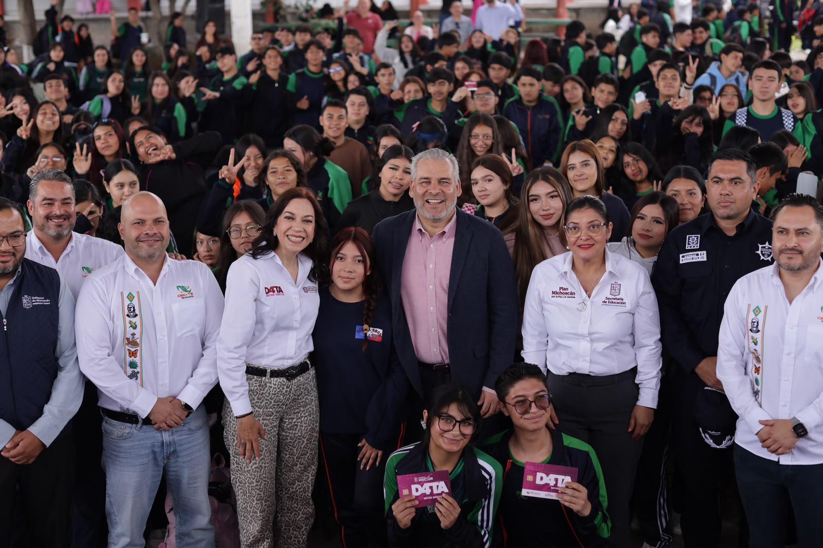 Entrega Bedolla chips D4TA datos gratis a estudiantes del Cecytem en Morelia