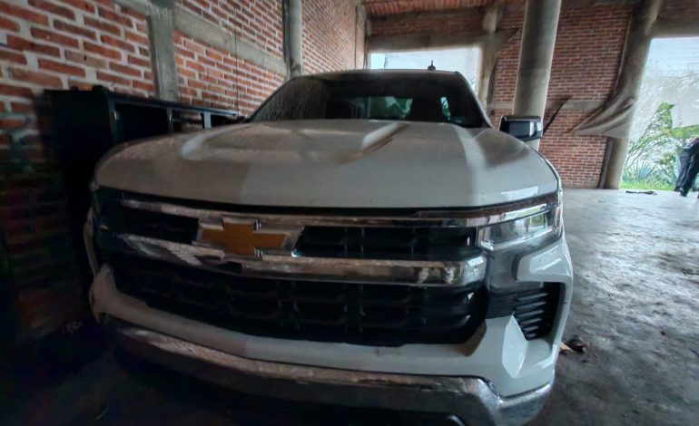 Cumplimenta FGE orden de cateo en Cojumatlán de Regules: asegura un vehículo con reporte de robo