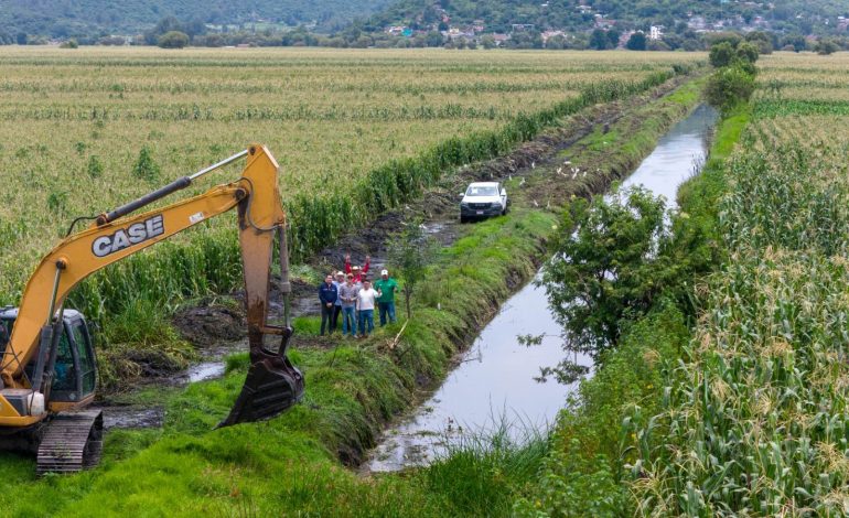 Sader limpia más de 10 kilómetros de drenes en Coeneo