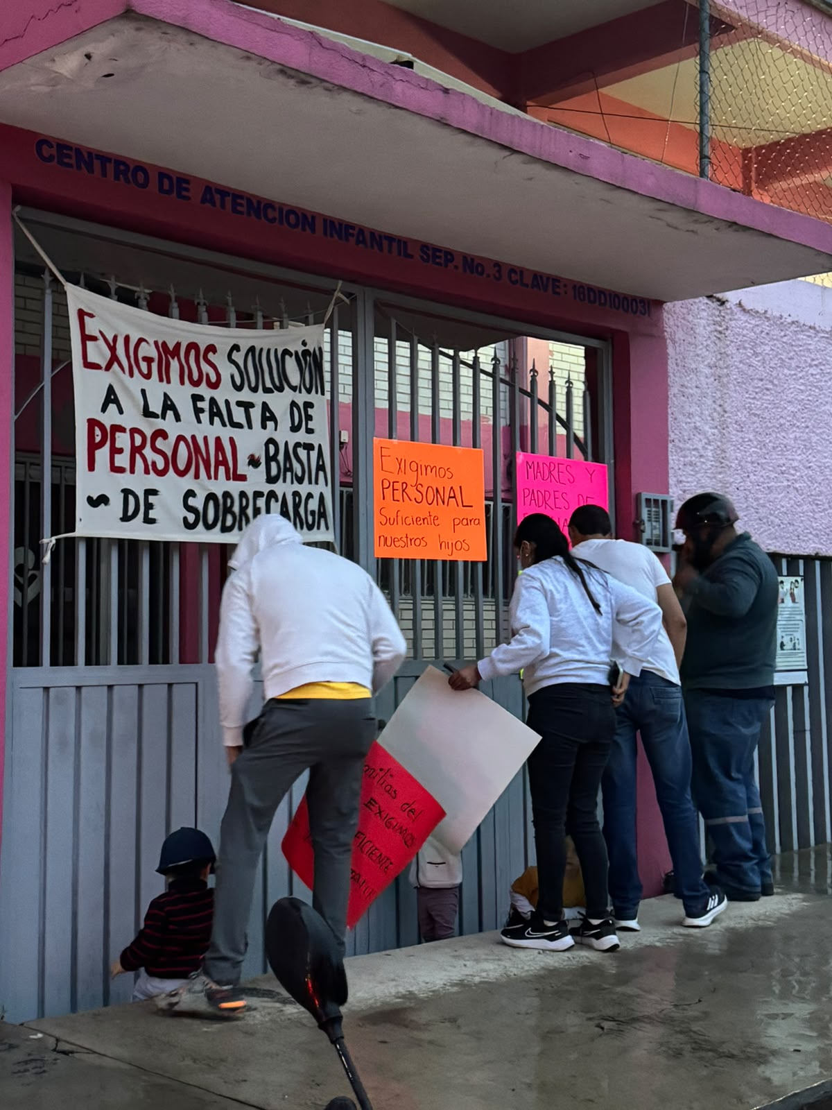 Familias del CAI No. 3 de Cd. Hidalgo piden intervención de Claudia Sheinbaum ante falta de personal.