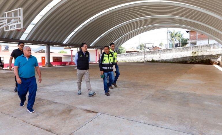 Supervisan obras de infraestructura deportiva y educativa en Salvador Escalante: Rogelio Zarazúa