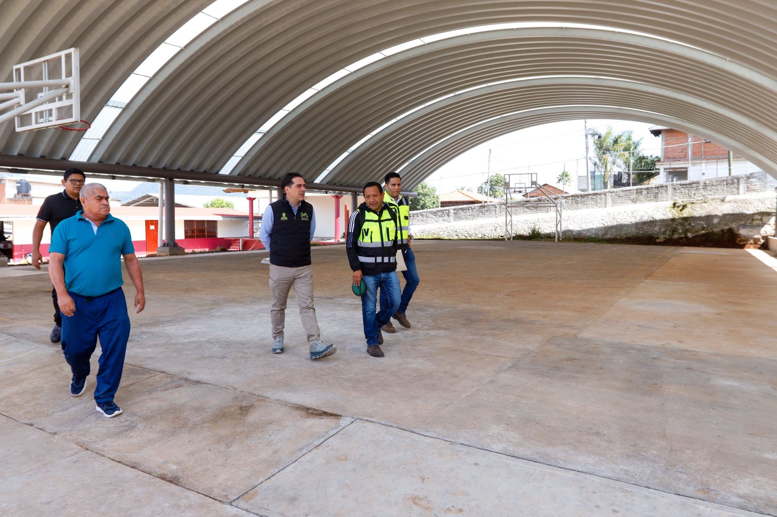 Supervisan obras de infraestructura deportiva y educativa en Salvador Escalante: Rogelio Zarazúa