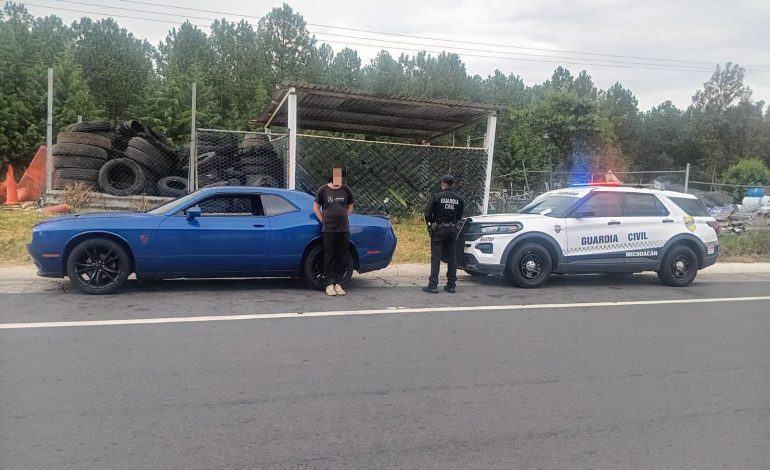Aseguran vehículo deportivo con reporte de robo en Estados Unidos durante operativo en Pátzcuaro