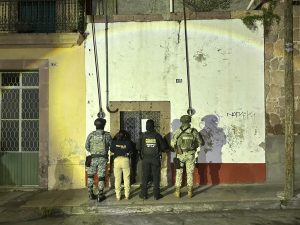 Ejecuta FGE tres cateos en Morelia y asegura más de 2 mil dosis de droga