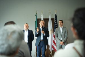 Semigrante acerca orientación sobre pensiones y beneficios de Estados Unidos