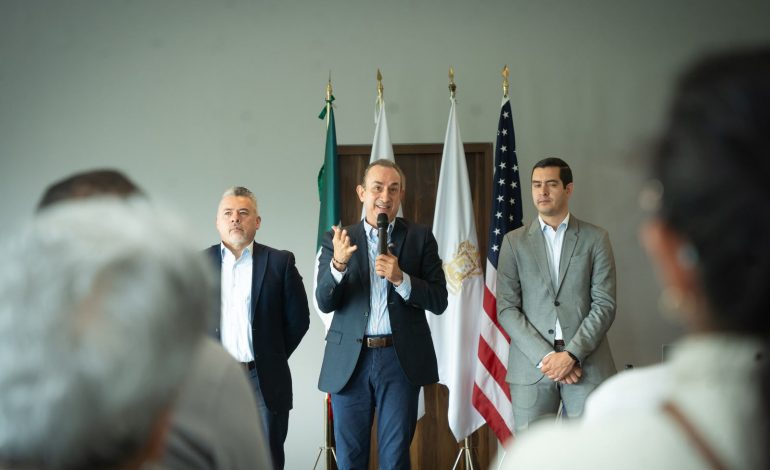 Semigrante acerca orientación sobre pensiones y beneficios de Estados Unidos