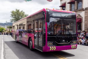 Morebús y teleférico se sumaron al desfile por el natalicio de Morelos en la capital michoacana