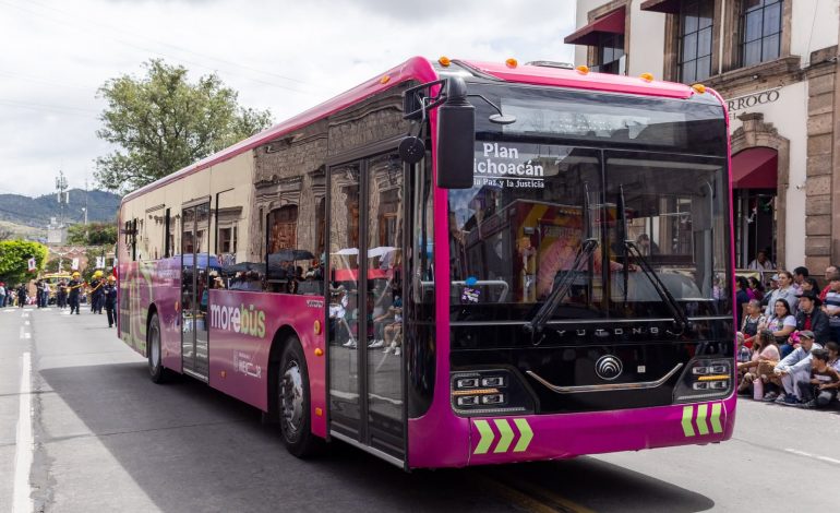 Morebús y teleférico se sumaron al desfile por el natalicio de Morelos en la capital michoacana