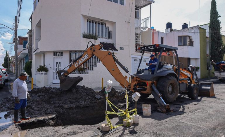 Ooapas repara socavón en Lomas del Valle y sustituye tramo de drenaje dañado