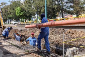 Ooapas realiza trabajos de desagüe para controlar escurrimiento y evitar filtraciones en vialidad