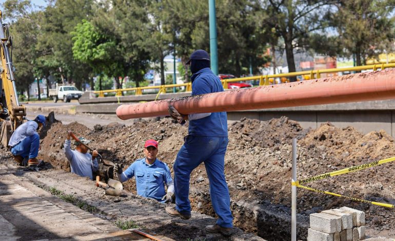 Ooapas realiza trabajos de desagüe para controlar escurrimiento y evitar filtraciones en vialidad