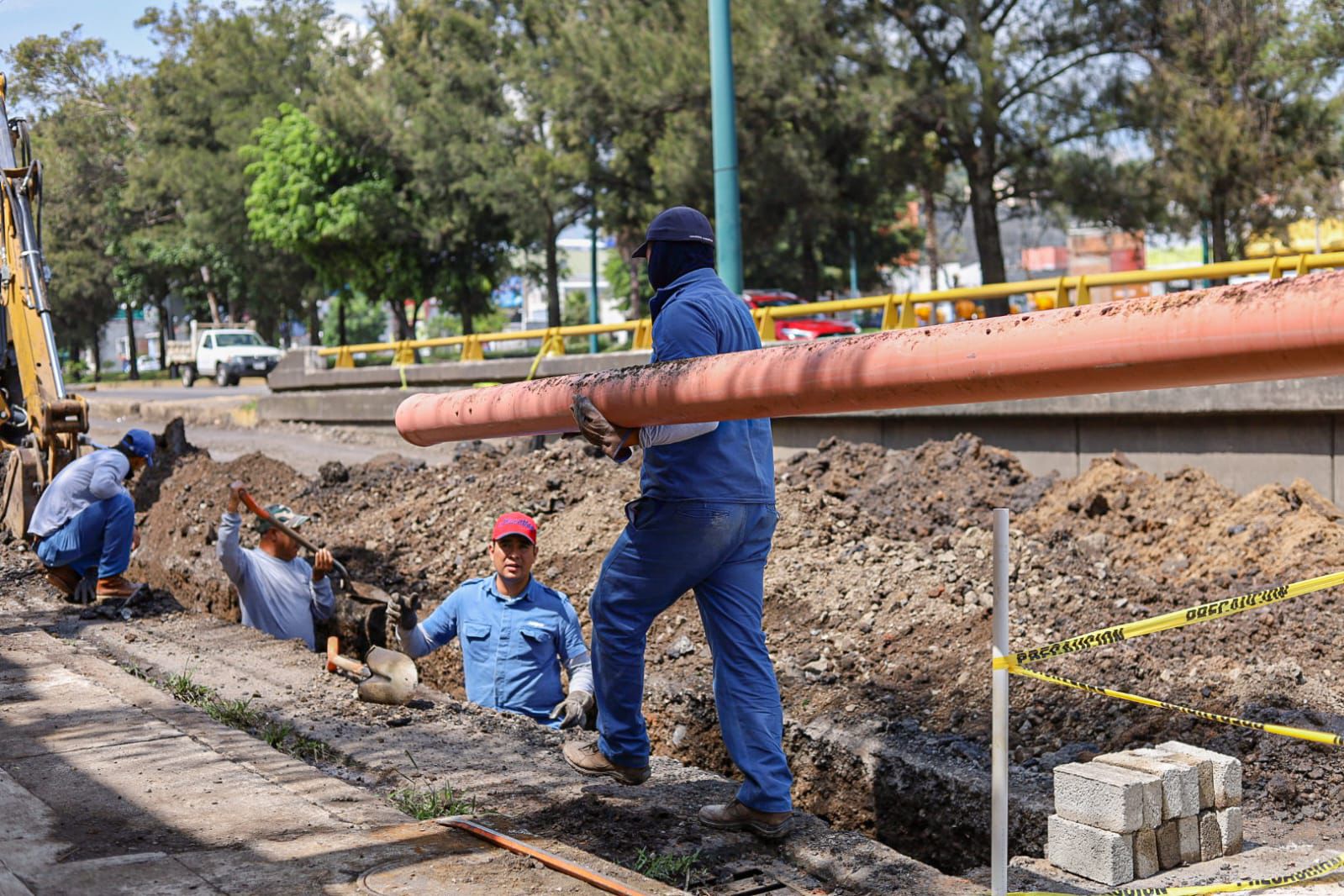 Ooapas realiza trabajos de desagüe para controlar escurrimiento y evitar filtraciones en vialidad