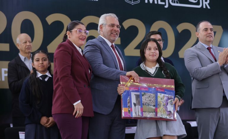 Michoacán garantiza becas universales desde educación básica hasta licenciatura: Bedolla.