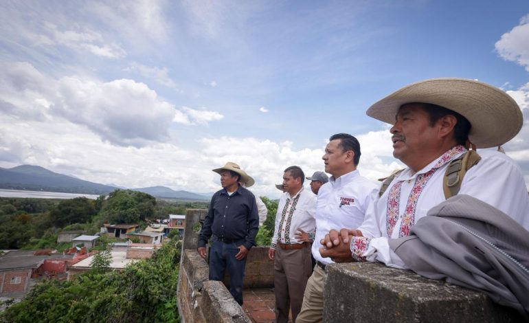 CARLOS TORRES PIÑA: CUANDO LA PALABRA SE CONVIERTE EN CAMINO