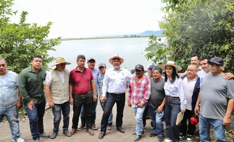 Avanza retiro de lirio en Presa Malpaís de Queréndaro; 500 hectáreas serán limpiadas: Bedolla.