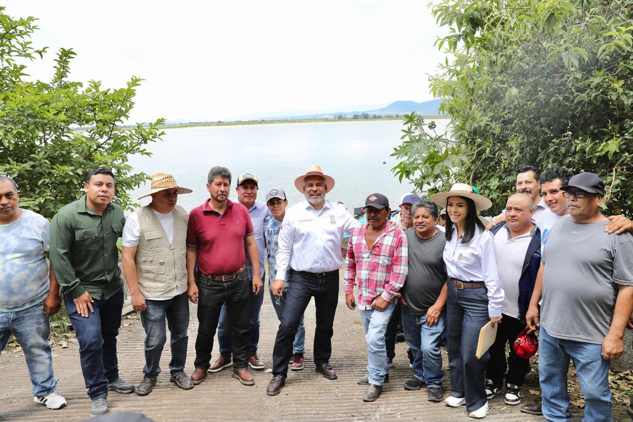Avanza retiro de lirio en Presa Malpaís de Queréndaro; 500 hectáreas serán limpiadas: Bedolla.