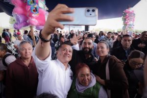 Detrás de cada abrazo y de cada selfie, hay una historia: Carlos Torres Piña