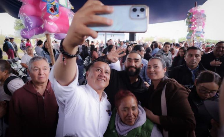 Detrás de cada abrazo y de cada selfie, hay una historia: Carlos Torres Piña