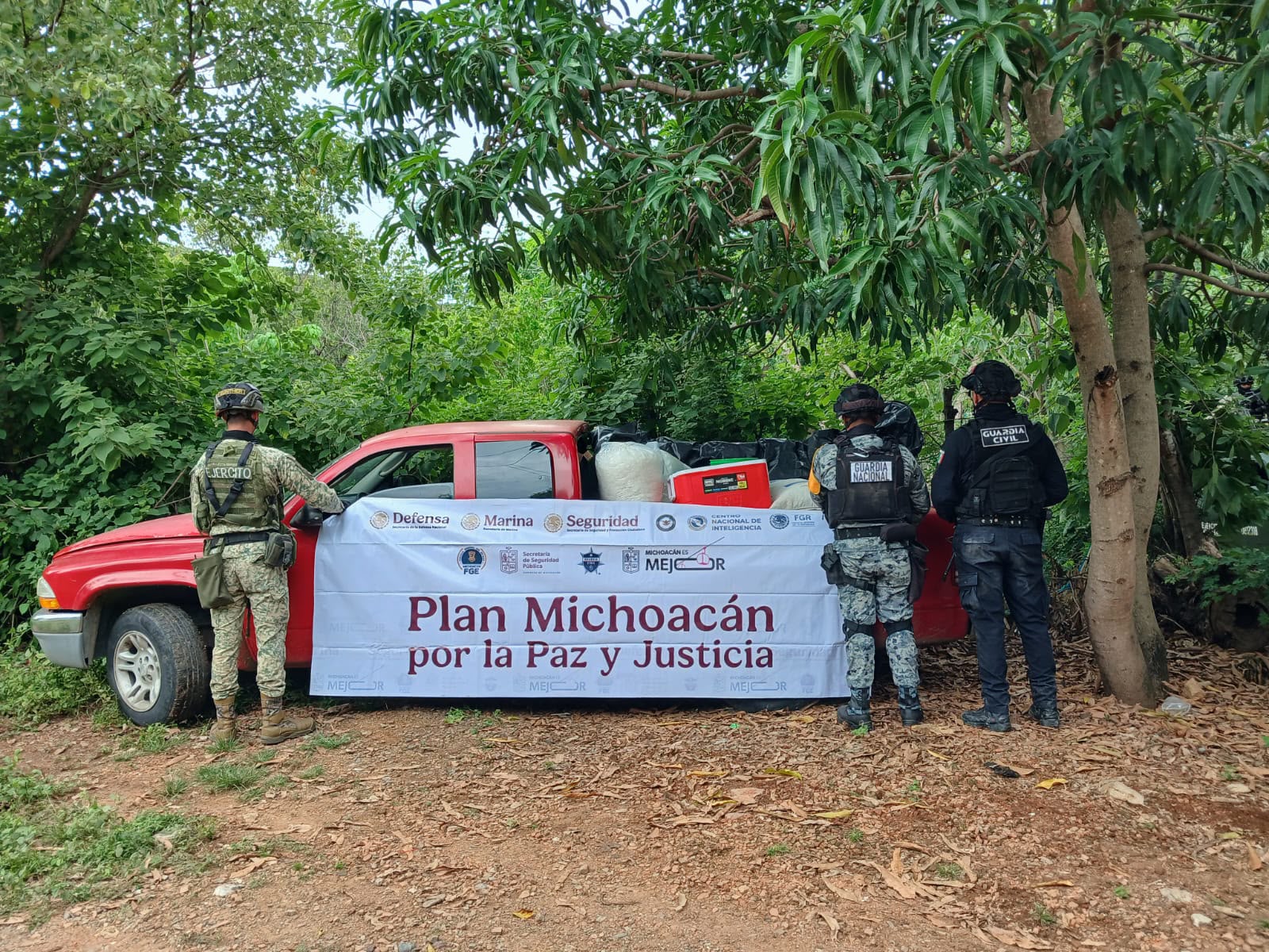 ¡MÁS DE MEDIA TONELADA! 💊🚨 Aseguran SSP, Defensa y GN cargamento de metanfetamina en Huetamo.