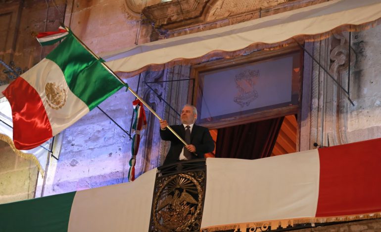 Entre familias y fervor patrio, Bedolla da el Grito de Independencia en el Centro Histórico.