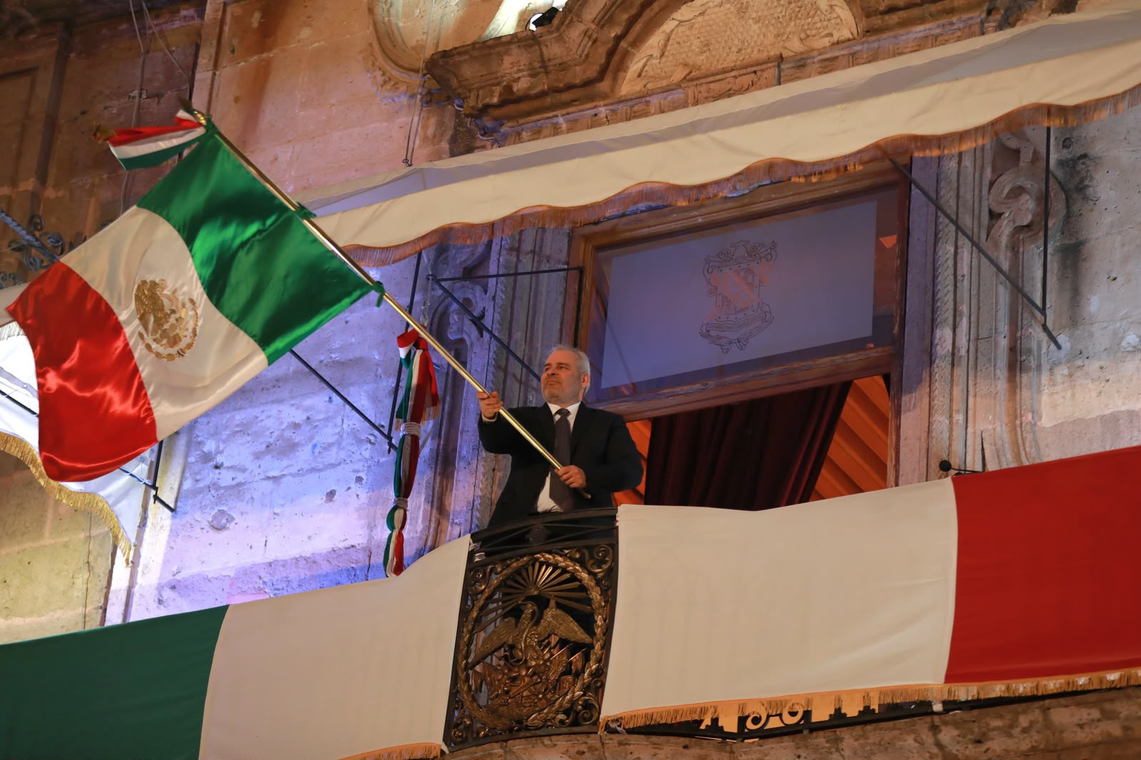 Entre familias y fervor patrio, Bedolla da el Grito de Independencia en el Centro Histórico.