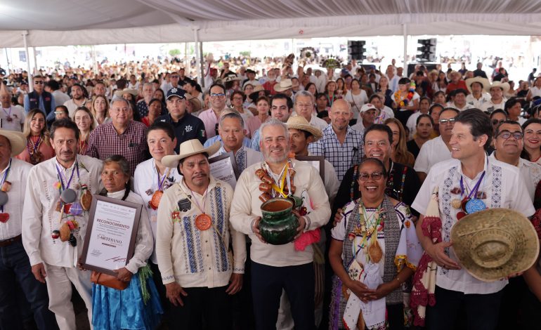 Encabeza Bedolla el 25° aniversario del Día del Artesano Michoacano; entrega 65 galardones.