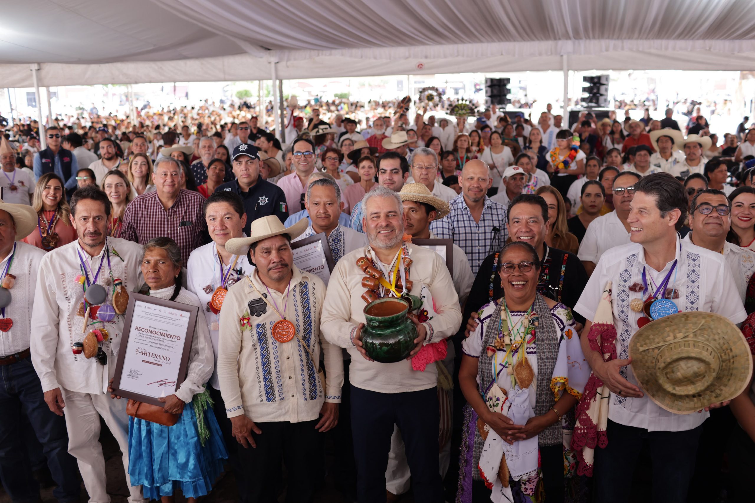 Encabeza Bedolla el 25° aniversario del Día del Artesano Michoacano; entrega 65 galardones.
