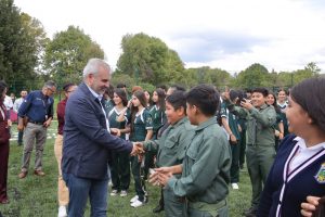 Inaugura Bedolla cinco canchas de fútbol 7 en secundarias de Uruapan.