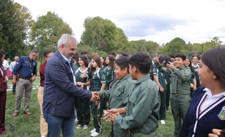 Inaugura Bedolla cinco canchas de fútbol 7 en secundarias de Uruapan.