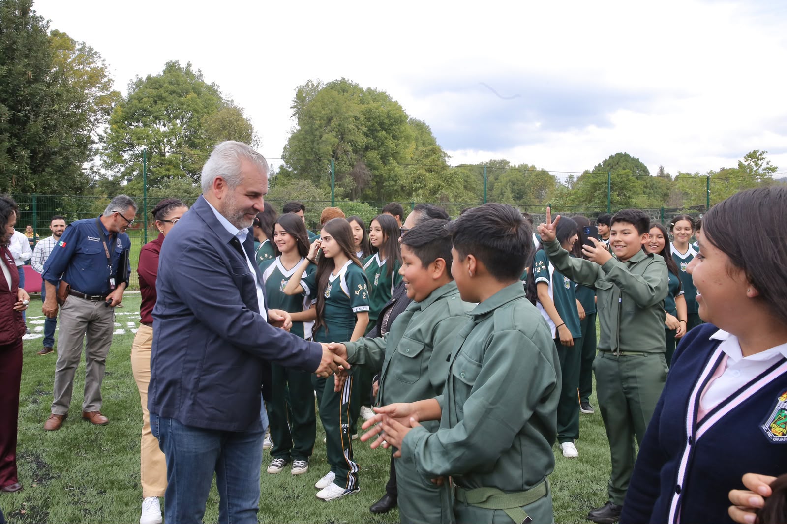 Inaugura Bedolla cinco canchas de fútbol 7 en secundarias de Uruapan.
