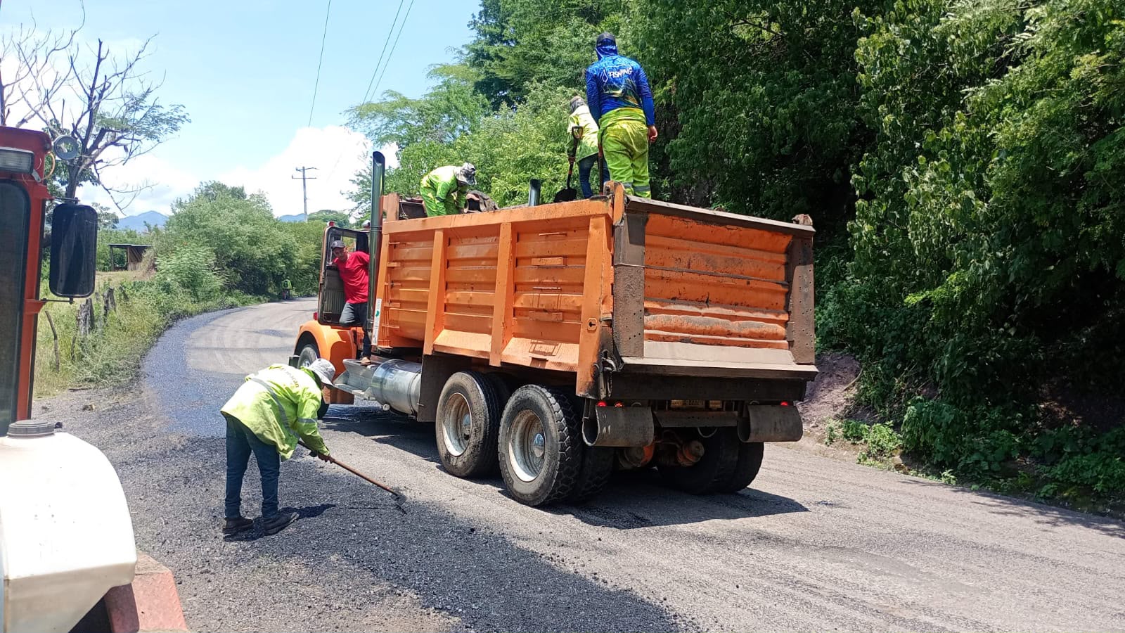 Con 70% de avance, se moderniza el camino El Temazcal-Tzitzio-Papatzindán: Rogelio Zarazúa.