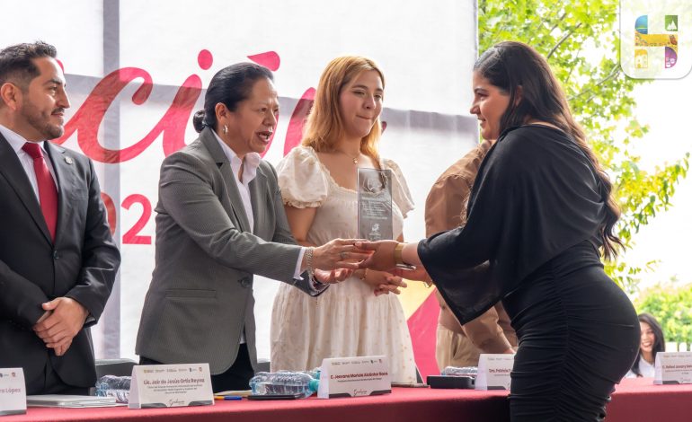 Celebra el ITSCH graduación de más de 230 ingenieros; la alcaldesa Jeovana Alcántar los apadrina.