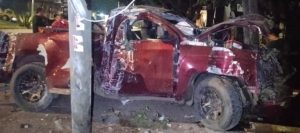 Derriban postes, dañan una vivienda y se dan a la fuga en Ciudad Hidalgo.