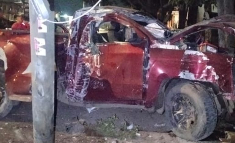 Derriban postes, dañan una vivienda y se dan a la fuga en Ciudad Hidalgo.