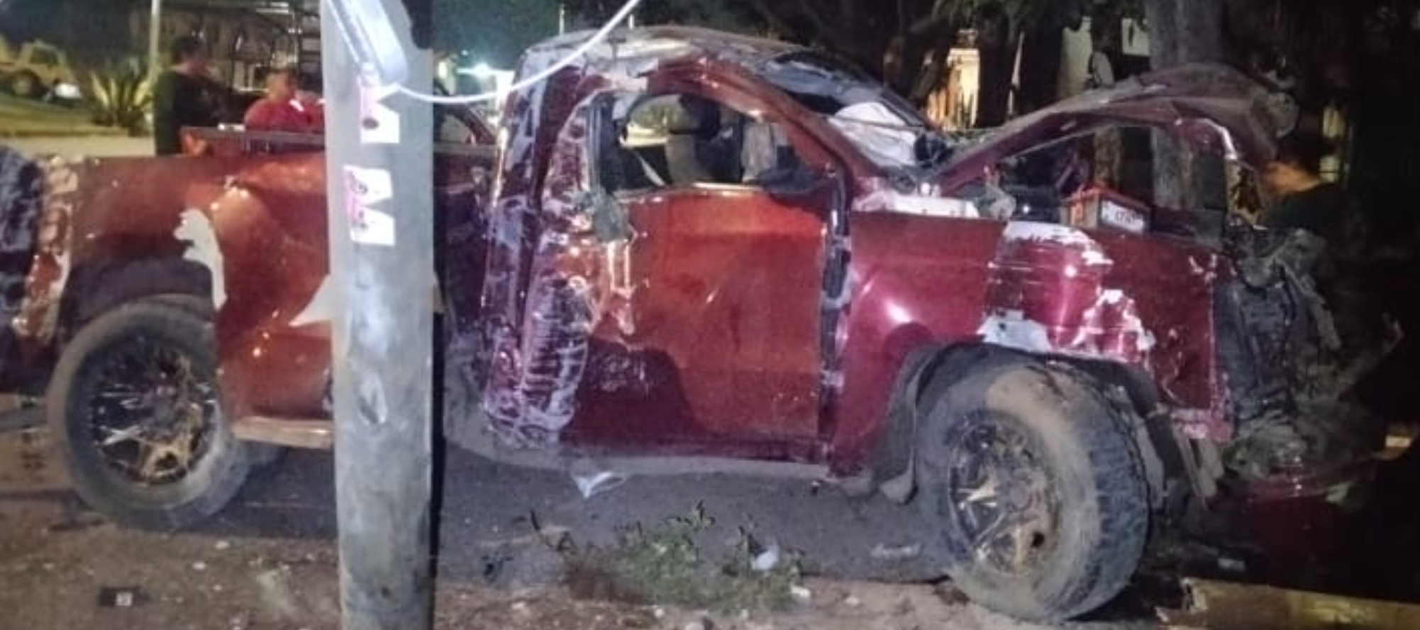 Derriban postes, dañan una vivienda y se dan a la fuga en Ciudad Hidalgo.