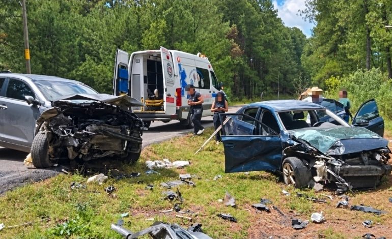 Choque en la carretera Huajúmbaro-Zinapécuaro deja dos personas lesionadas