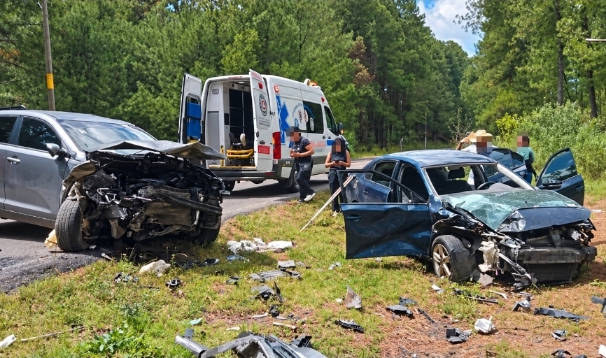 Choque en la carretera Huajúmbaro-Zinapécuaro deja dos personas lesionadas