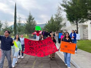 Alumnos de Derecho de la UMSNH Campus #CdHidalgo se manifiestan por cambios de horarios y docentes.