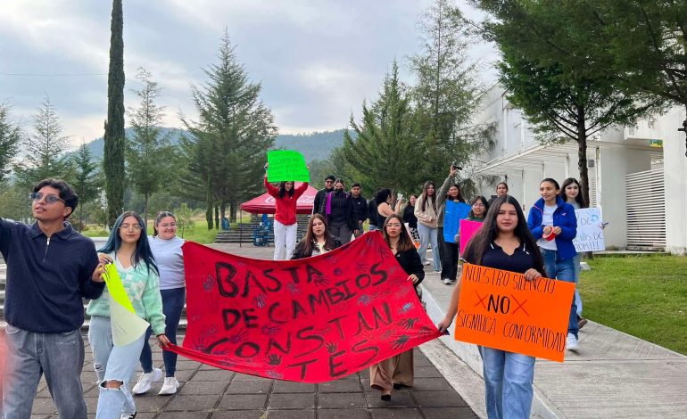 Alumnos de Derecho de la UMSNH Campus #CdHidalgo se manifiestan por cambios de horarios y docentes.