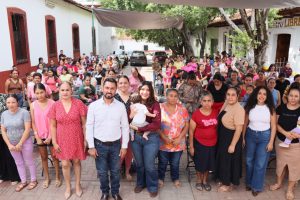Con Jalo por las Mamás, Seimujer lleva más de 12 mil pañales a familias de Carácuaro