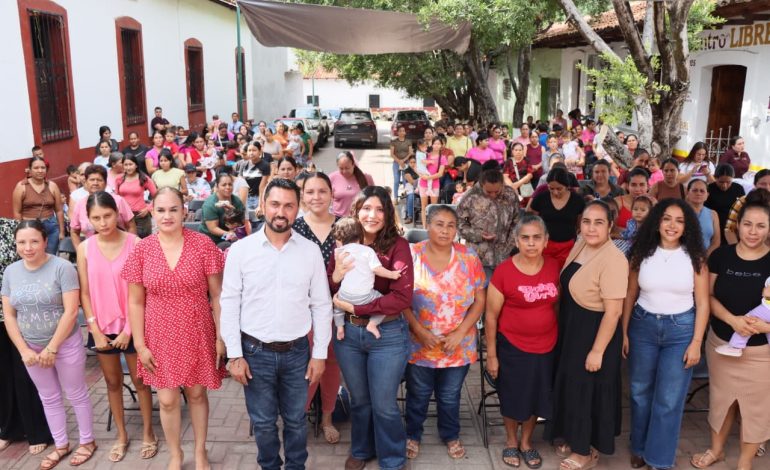Con Jalo por las Mamás, Seimujer lleva más de 12 mil pañales a familias de Carácuaro