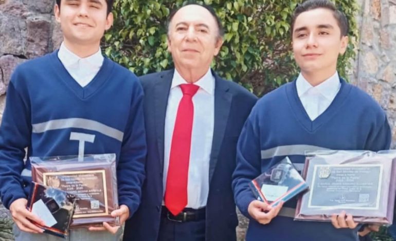 Alumnos de prepa Taximaroa obtienen el «Premio Padre de la Patria»