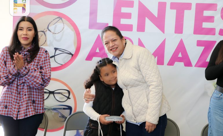 Jeovana Alcántar encabeza la entrega de más de 270 lentes graduados en Ciudad Hidalgo
