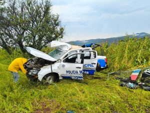 Vuelca patrulla municipal en la carretera Jacona–Los Reyes; reportan elementos heridos