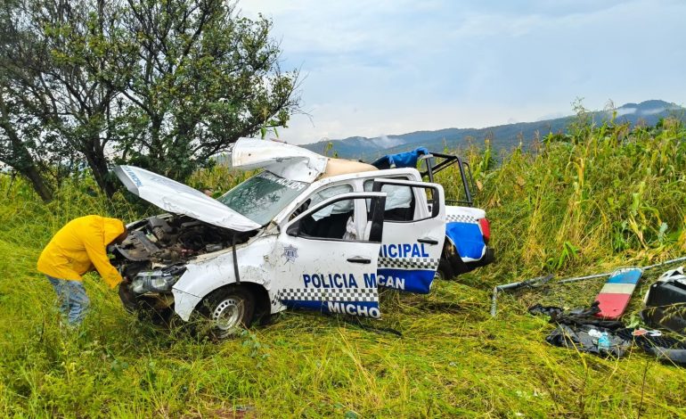 Vuelca patrulla municipal en la carretera Jacona–Los Reyes; reportan elementos heridos