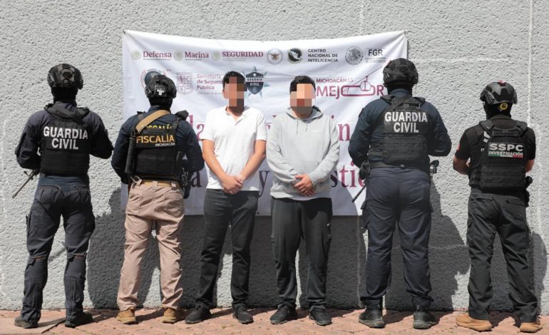 FGE detiene a dos hombres por delitos contra la salud y asegura arma de fuego durante cateos en Morelia